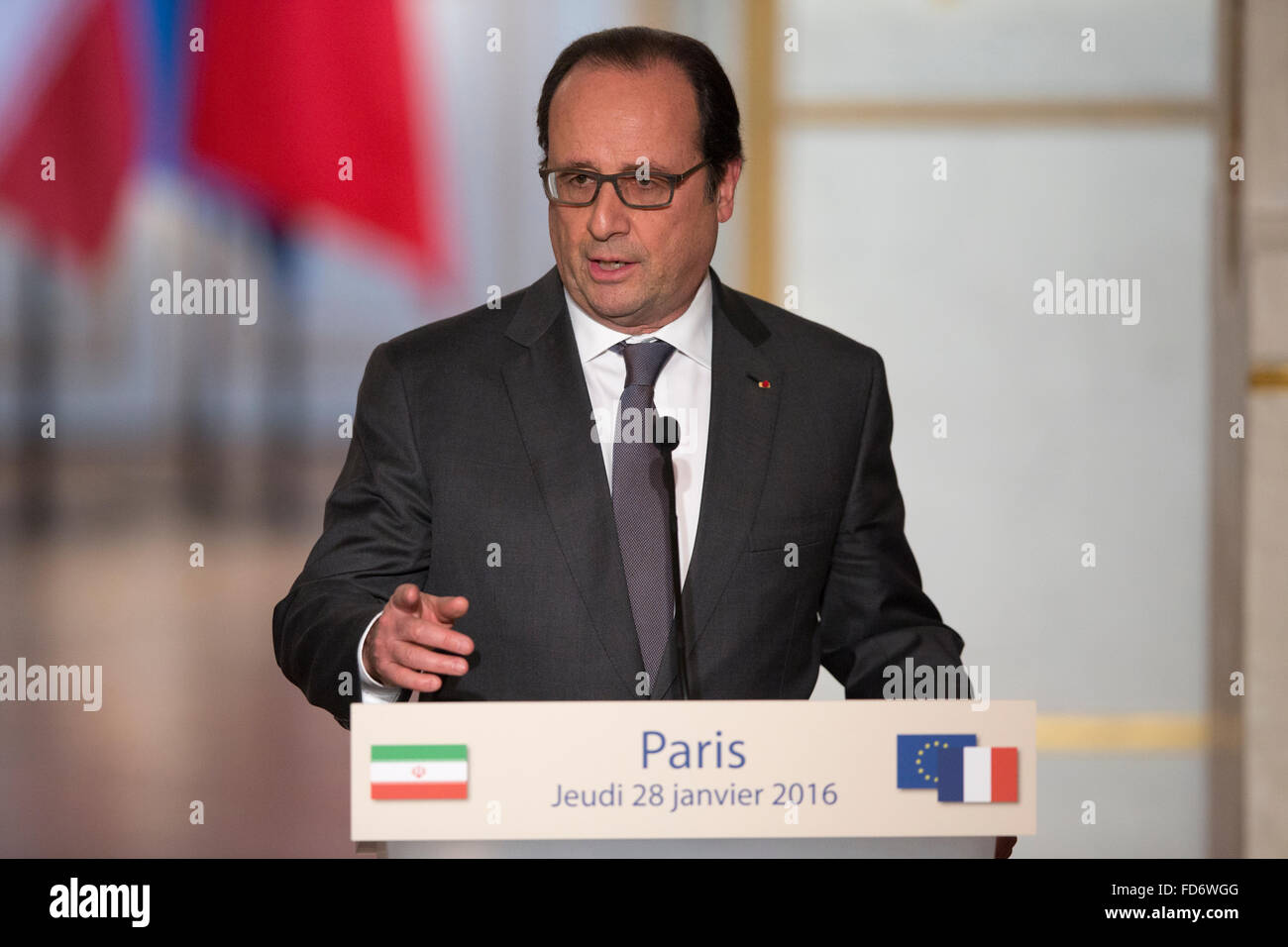 Paris, France. 28 janvier, 2016. Le Président français François Hollande assiste à une conférence de presse conjointe avec le président iranien Hassan Rohani(pas sur la photo) à l'Elysée à Paris, France, le 28 janvier 2016. Le Président français François Hollande a déclaré jeudi qu'il était possible de négocier une transition politique en Syrie en dépit de retards possibles dans les pourparlers visant à mettre fin à la guerre civile, le pays arabe déchiré par les conflits. © Theo Duval/Xinhua/Alamy Live News Banque D'Images