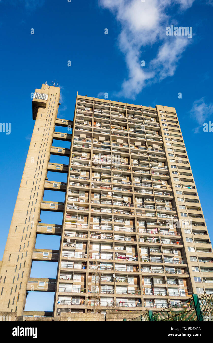 De l'architecture brutaliste Trellick Tower bloc d'appartements de haute élévation et de l'exemple de brutalisme par Erno Goldfinger, North Kensington, London, UK Banque D'Images