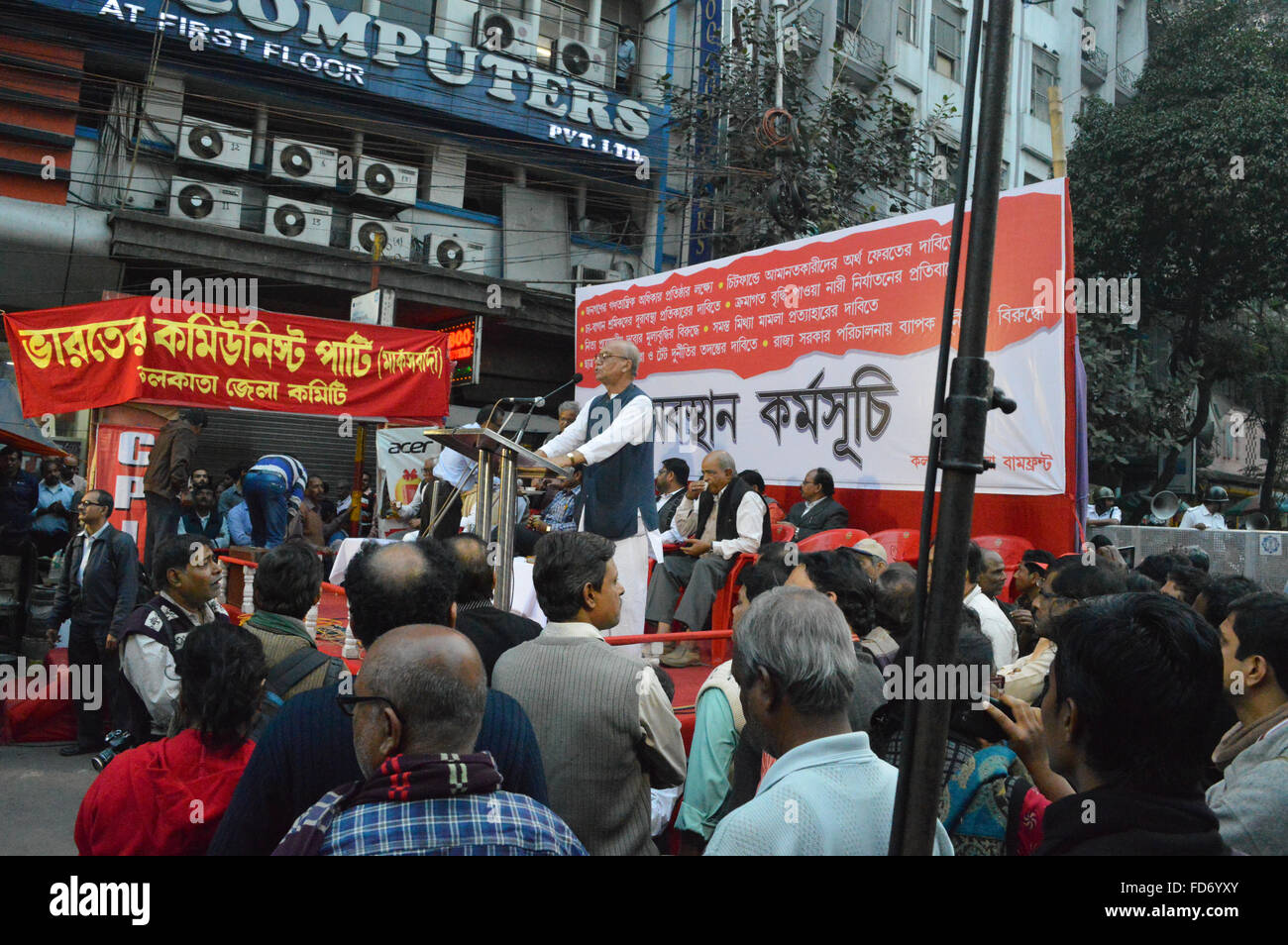 Kolkata, Inde. 28 janvier, 2016. Un homme parle au cours de la démonstration de Kolkata. Militants de gauche des Indiens et des membres du parti communiste de l'Inde (CPIM) tient à demonstartion Lalbazar salon à Calcutta, capitale de l'Est de l'état indien du Bengale occidental. Des milliers de militants de gauche ont protesté contre la détérioration et la corruption du système dans l'ouest du Bengale. La Police de Kolkata est très defencive au cours de réunion de protestation. © Tanmoy Bhaduri/Pacific Press/Alamy Live News Banque D'Images