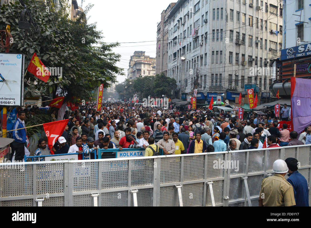 Kolkata, Inde. 28 janvier, 2016. Militants de gauche des Indiens et des membres du parti communiste de l'Inde (CPIM) tient à demonstartion Lalbazar salon à Calcutta, capitale de l'Est de l'état indien du Bengale occidental. Des milliers de militants de gauche ont protesté contre la détérioration et la corruption du système dans l'ouest du Bengale. La Police de Kolkata est très defencive au cours de réunion de protestation. © Tanmoy Bhaduri/Pacific Press/Alamy Live News Banque D'Images