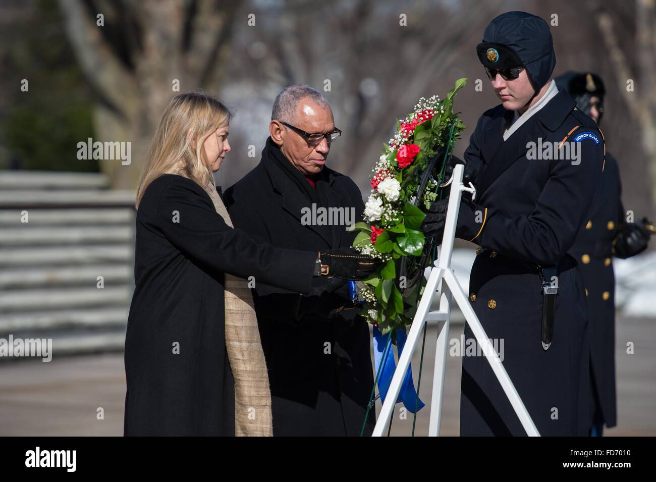 Arlington, Virginia, USA. 28 janvier, 2016. L'administrateur de la NASA Charles Bolden et administrateur adjoint Dava Newman, gauche, déposer une couronne de fleurs sur la tombe de l'inconnu dans le cadre de la Journée du souvenir de la NASA sur le 30e anniversaire de l'explosion de Challenger au cimetière national d'Arlington, le 28 janvier 2016 à Arlington, en Virginie. Les couronnes étaient placés en mémoire de ces hommes et femmes qui ont perdu leur vie dans la quête de l'exploration spatiale. Credit : Planetpix/Alamy Live News Banque D'Images