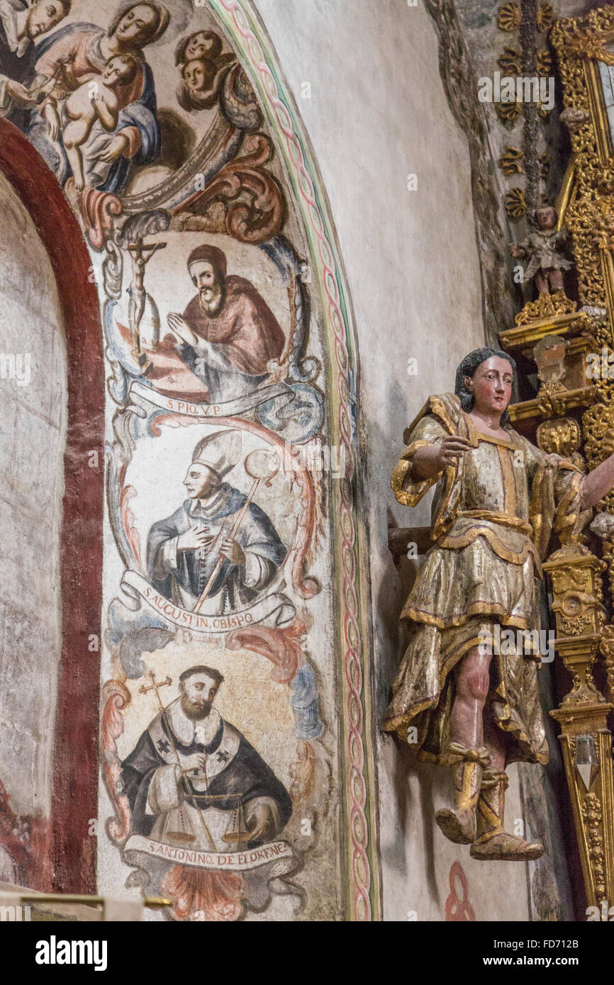 Baroque populaire mexicain des murales peintes sur le plafond et les murs au sanctuaire d'Atotonilco un important sanctuaire catholique à Atotonilco, au Mexique. Les peintures ont été fait par Antonio Martinez de Pocasangre et Jose Maria Barajas sur une période de trente ans et est connue comme la Chapelle Sixtine du Mexique. Banque D'Images