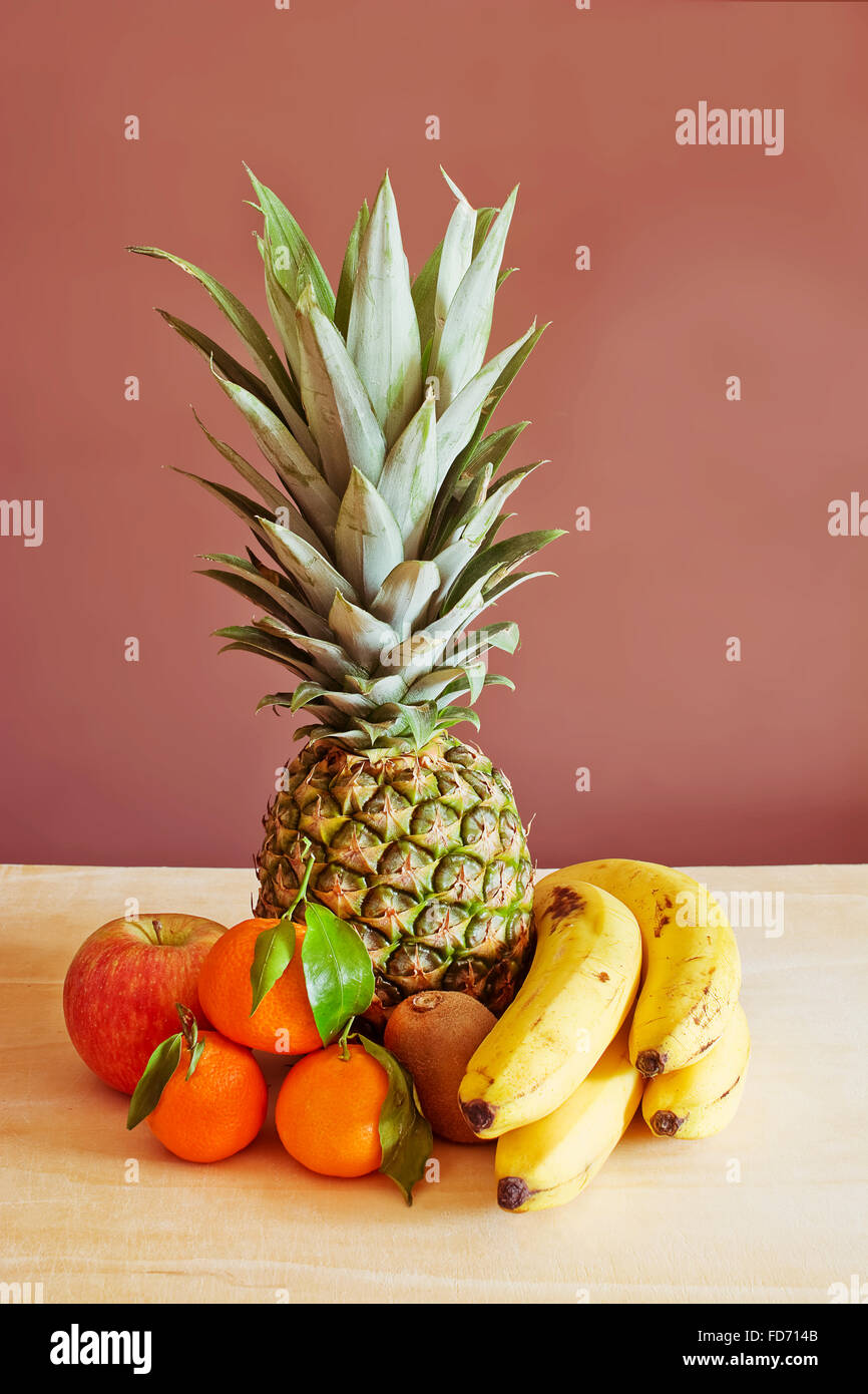 Variété de fruits : ananas, kiwis, mandarines et bananes Banque D'Images