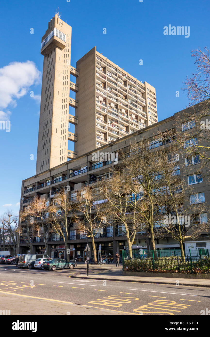 De l'architecture brutaliste Trellick Tower bloc d'appartements de haute élévation et de l'exemple de brutalisme par Erno Goldfinger, North Kensington, London, UK Banque D'Images