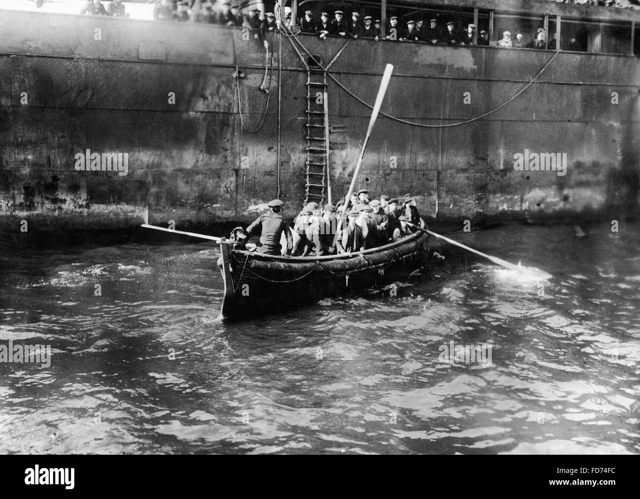 Capturé de l'équipage d'un navire anglais coulé, 1914 Banque D'Images