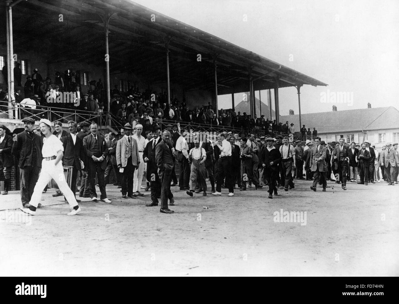 Les spectateurs à un match de baseball dans un camp d'internement, 1915 Banque D'Images