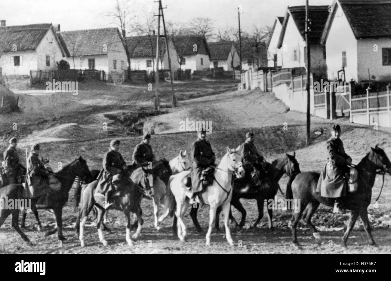 Les cavaliers hongrois à Szekesfehervar, 1945 Banque D'Images