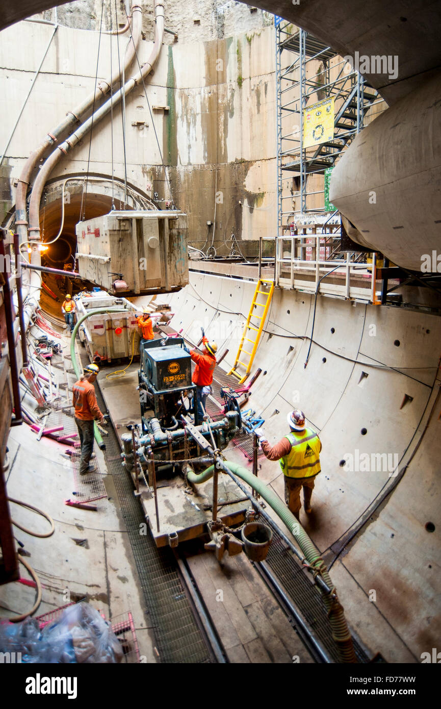 Le chargement des matériaux de construction dans un grand tunnel d'égout et à Portland dans l'état américain de l'Oregon. Banque D'Images