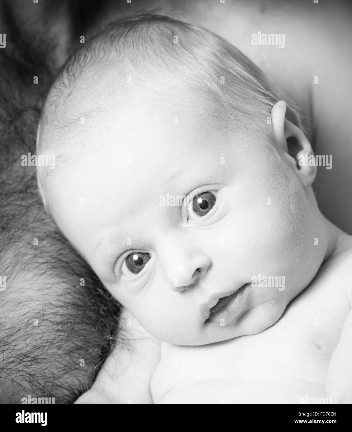 Mignon Bebe Nouveau Ne Garcon Detenu Dans Les Bras De Son Pere Contre Une Poitrine Nue A L Arriere Et Blanc Photo Stock Alamy