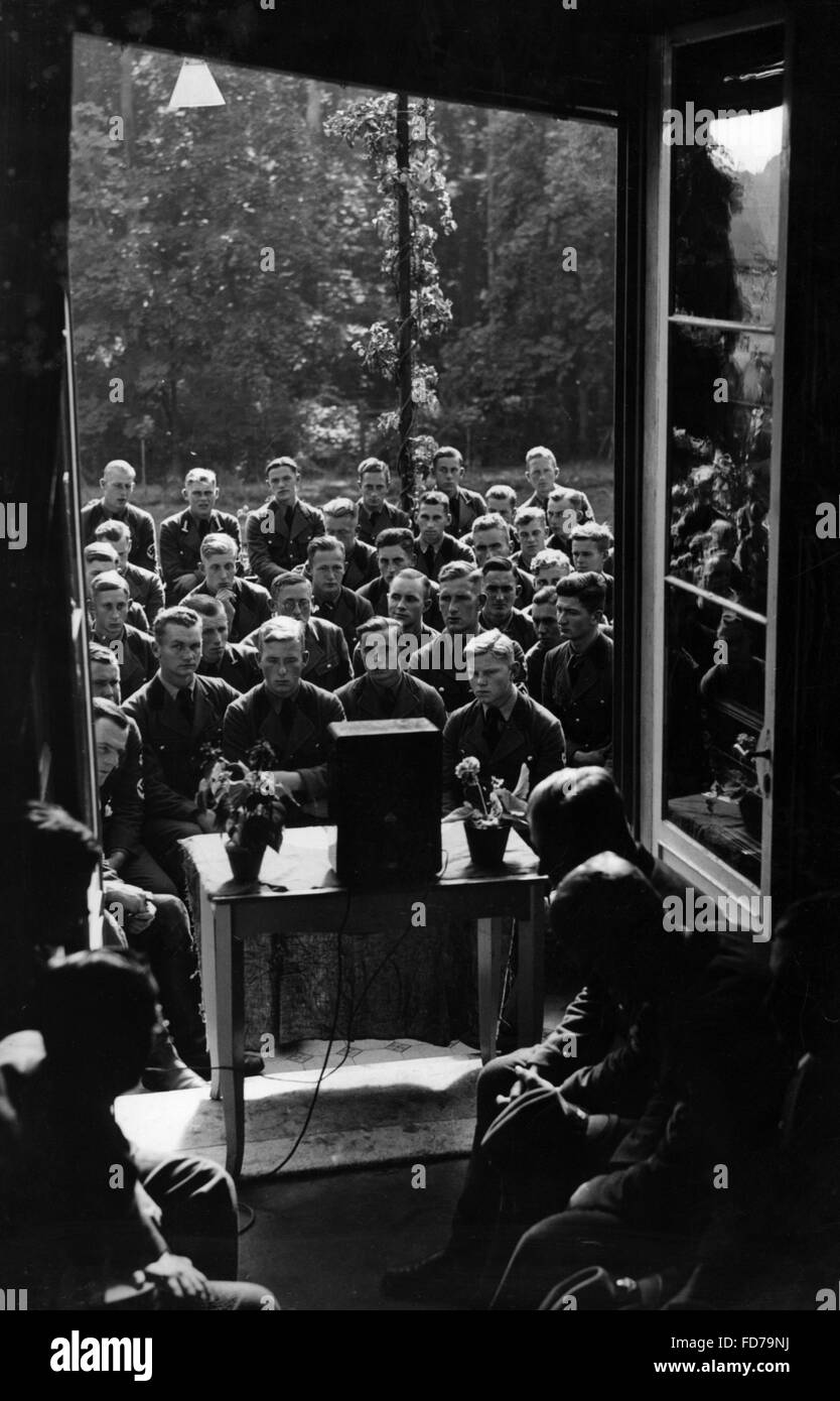 Un service de main-d'hommes écouter un discours à l'Volksempfaenger, 1935 Banque D'Images