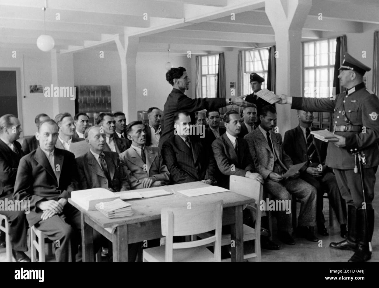 Examen médical des civils en Bruenn Banque D'Images