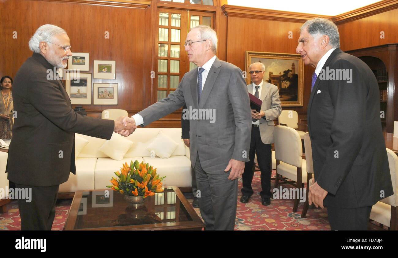 New Delhi, Inde. 28 janvier, 2016. Le Premier Ministre indien Narendra Modi accueille le Dr Rafael Reif, Présidente du MIT comme milliardaire indien Ratan Tata regarde avant une réunion le 28 janvier 2016 à New Delhi, en Inde. Banque D'Images