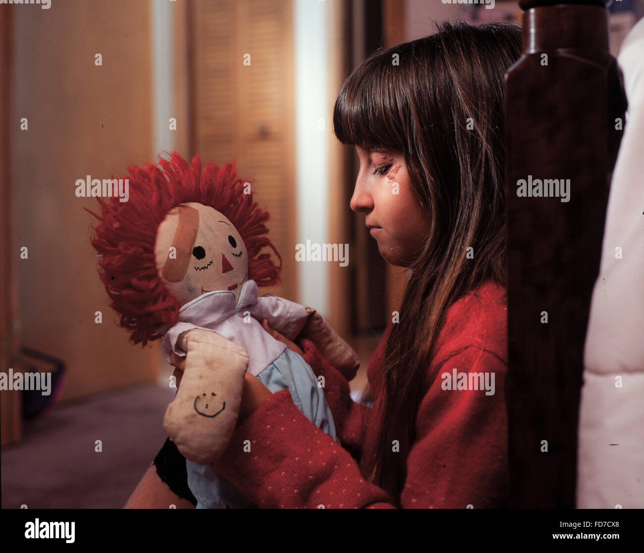 Triste jeune jeune fille blessée avec poupée bandée. Banque D'Images