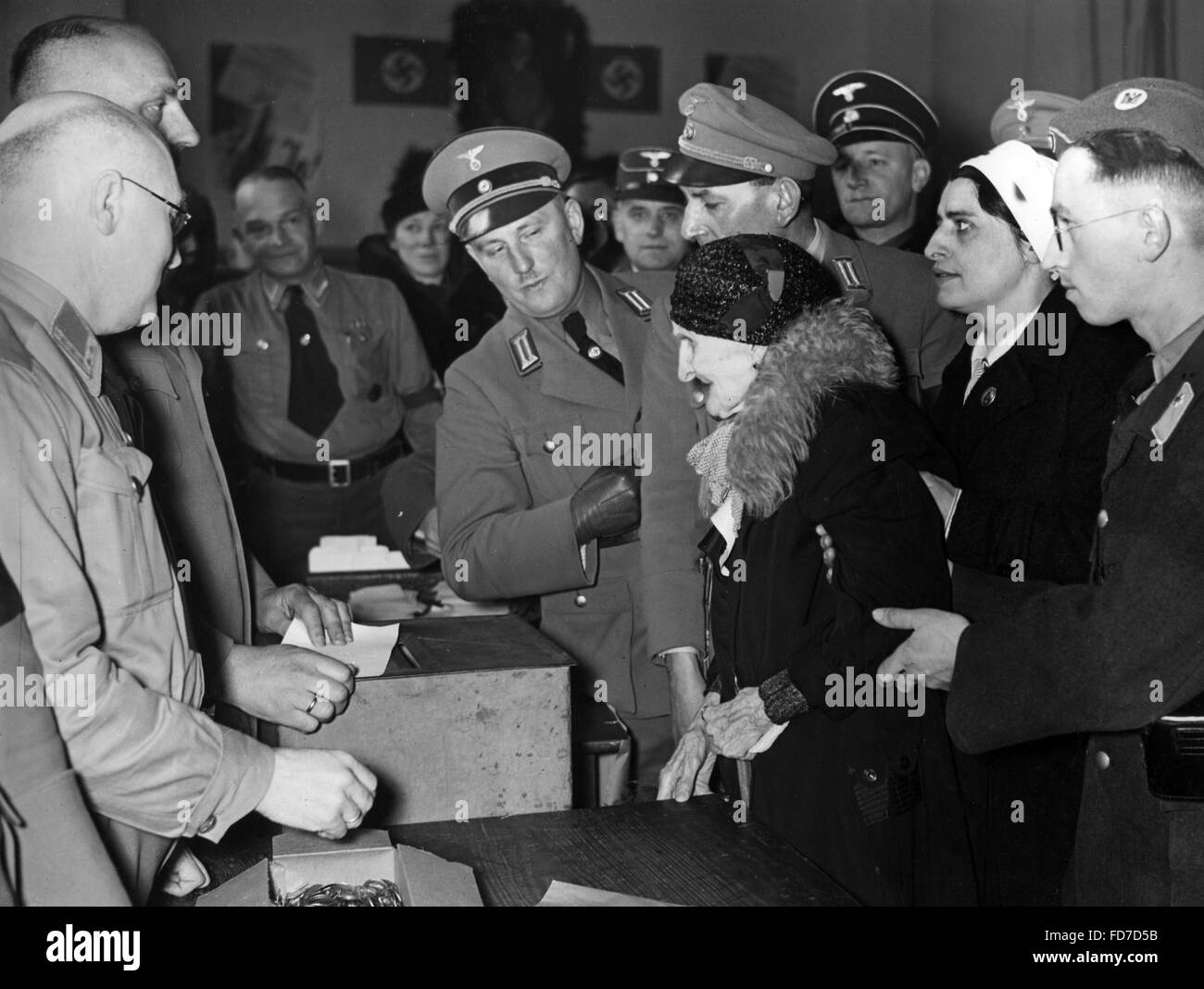 102-year-old woman de Wilmersdorf voix dans des élections du Reichstag, 1938 Banque D'Images