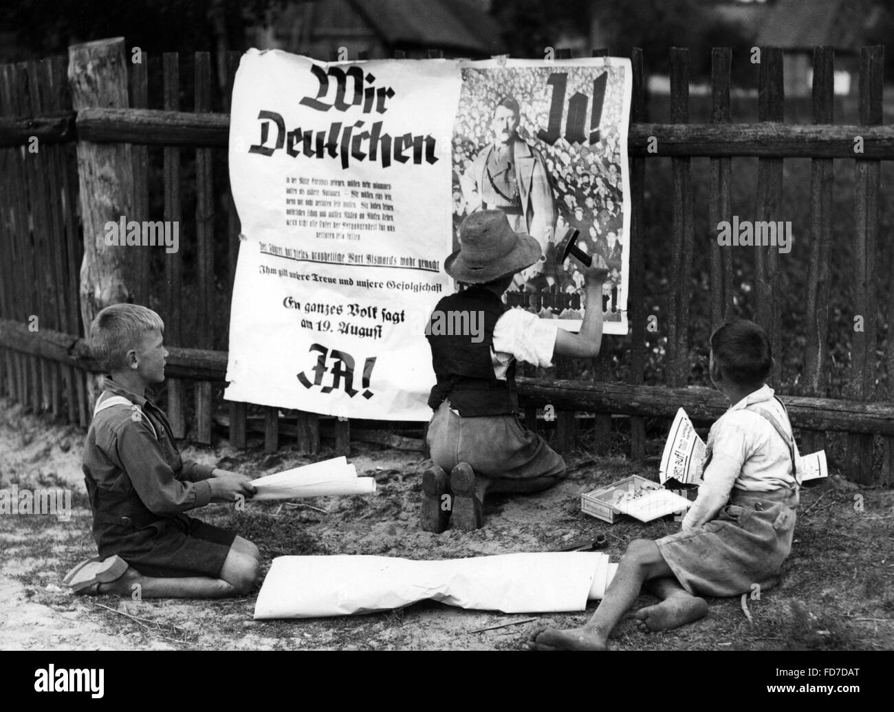 Montage des enfants affiches dans Spreewald pourla référendum sur le chef de l'état de l'Empire allemand, 1934 Banque D'Images