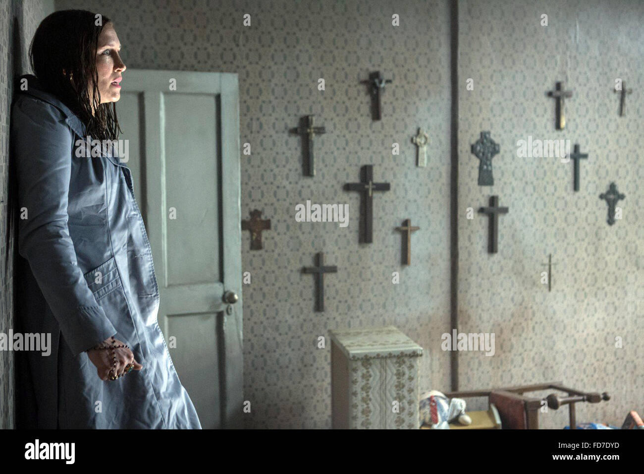 L'illusionnisme 2, aussi connu sous le titre de travail de l'illusionnisme 2 : Le Poltergeist d'Enfield, est un film d'horreur surnaturel américain réalisé par James Wan. Cette photo est pour un usage éditorial uniquement et est l'auteur de la société film et/ou le photographe attribué par le film ou la société de production et ne peut être reproduite que par des publications dans le cadre de la promotion du film ci-dessus. Un crédit obligatoire pour l'entreprise de film est nécessaire. Le photographe devrait également être portés lorsqu'il est connu. Banque D'Images