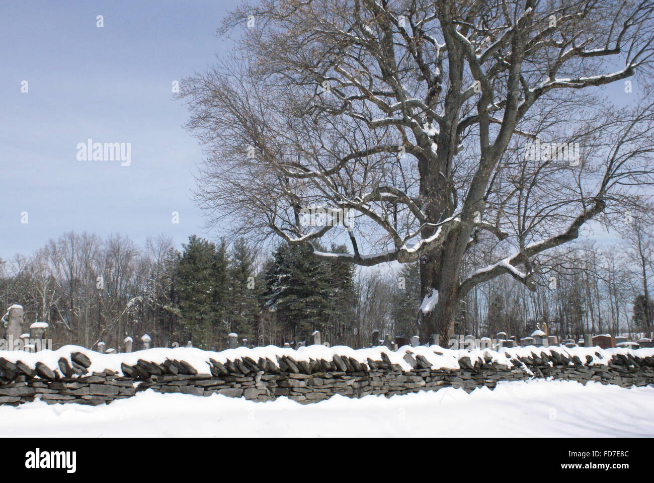 Vue d'un Cimetière paisible en hiver recouvert de neige, entouré par un mur en pierre, à proximité de Bloomington, Indiana Banque D'Images