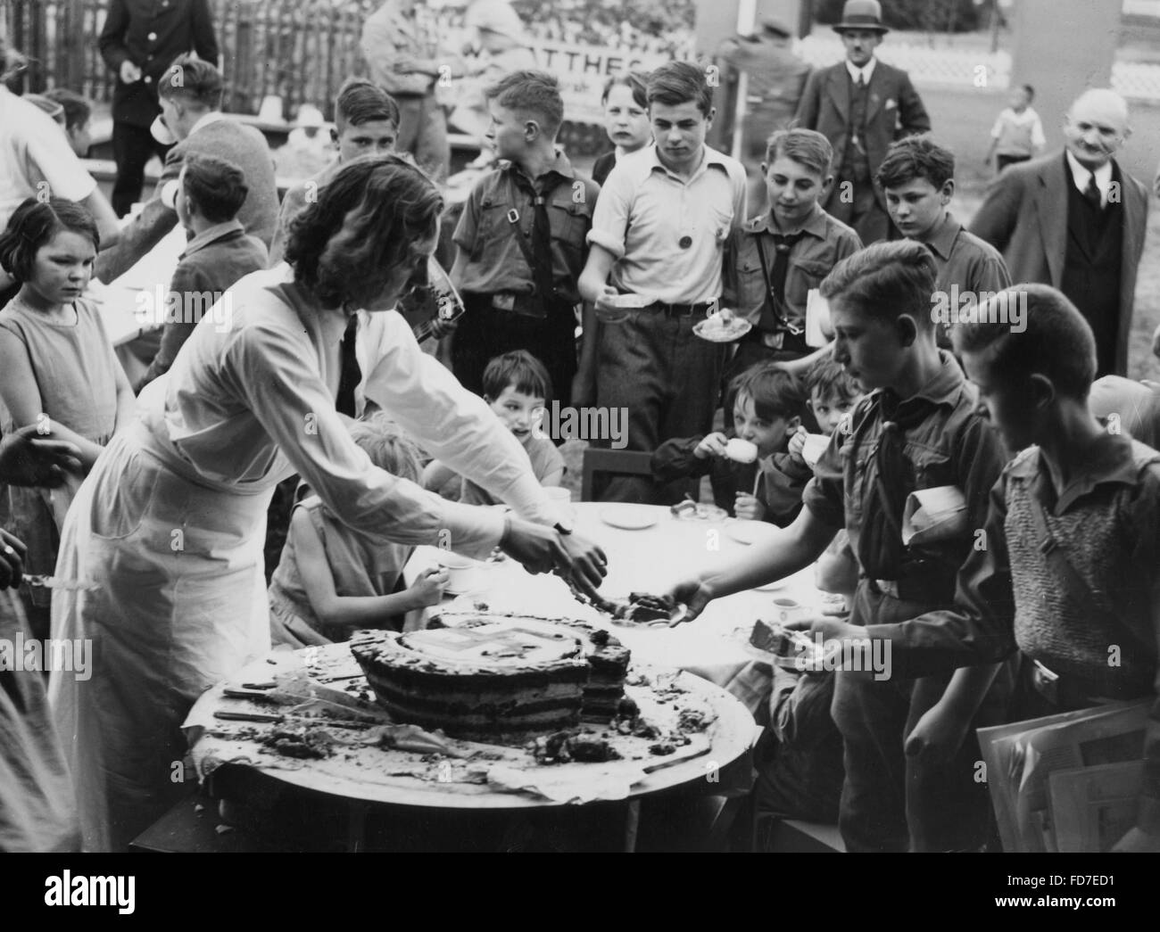Gateau D Anniversaire D Hitler Est Partage 1934 Photo Stock Alamy Gateau D Anniversaire D Hitler Est Partage 1934 Photo Stock Alamy