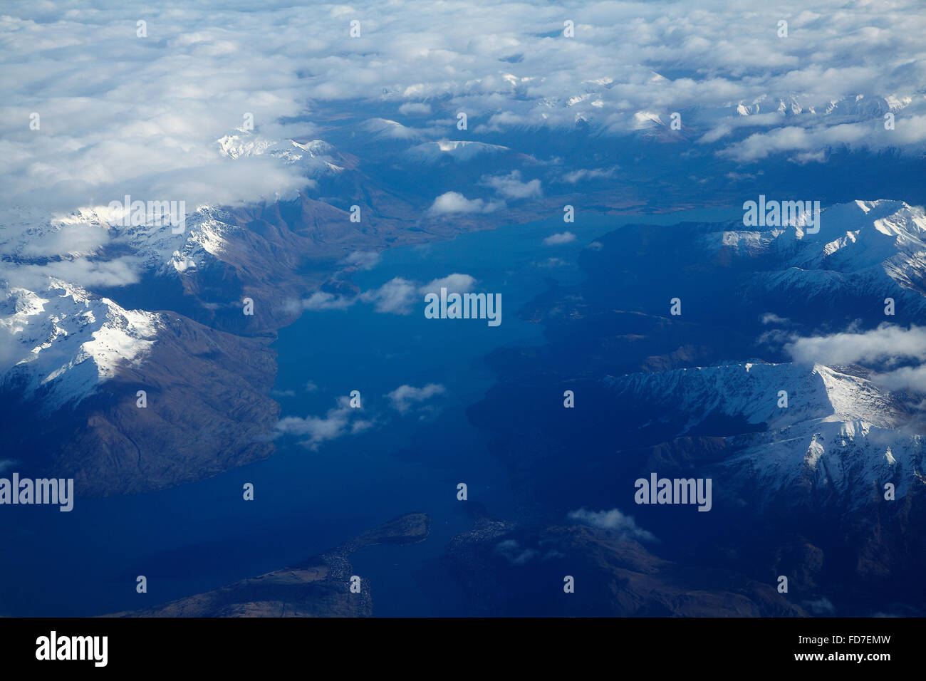 Le lac Wakatipu, montagnes enneigées et Queenstown, Otago, île du Sud, Nouvelle-Zélande - vue aérienne Banque D'Images