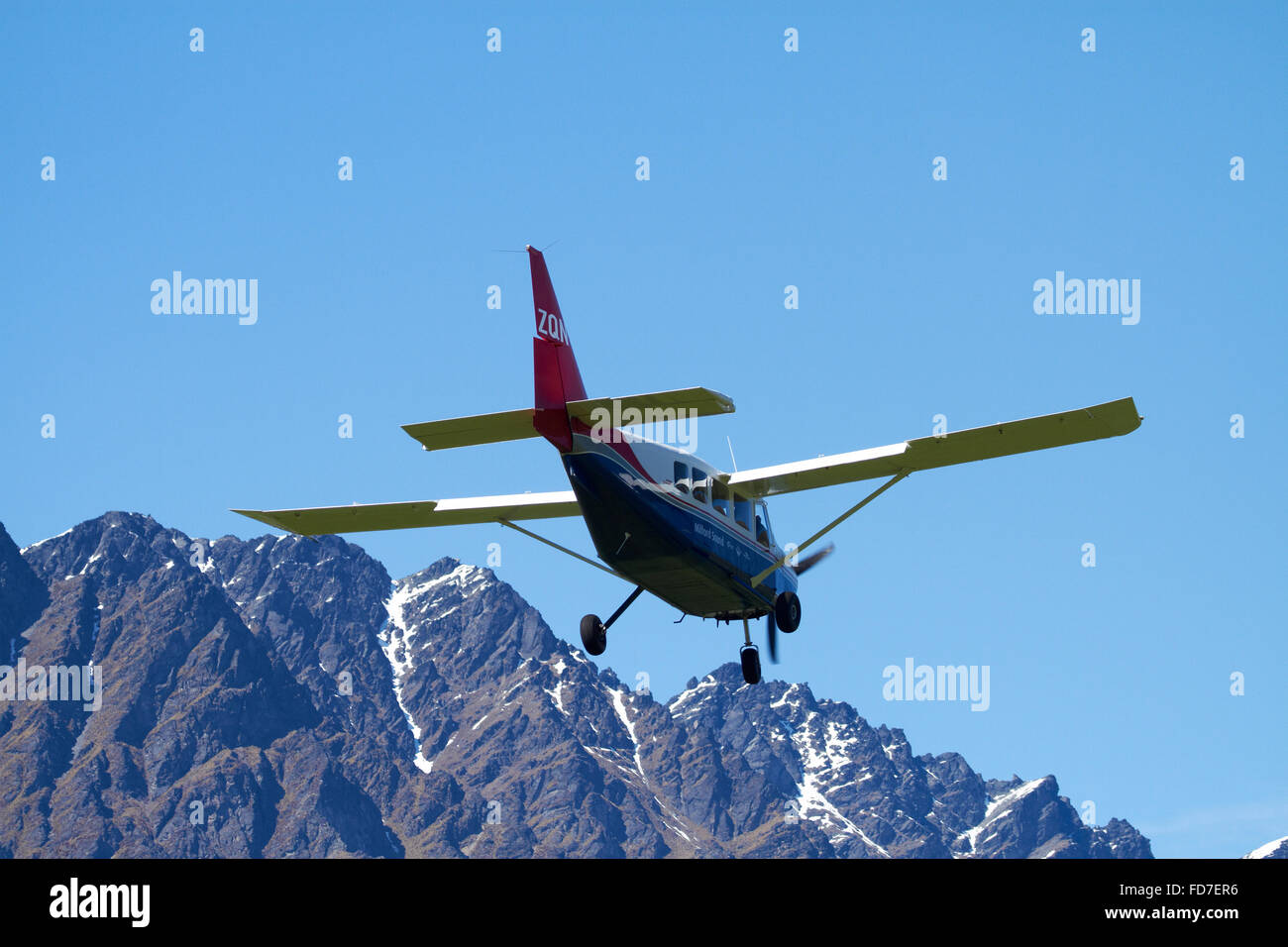 Vols Milford Sound Gippsland GA8 avion à l'atterrissage à l'aéroport de Queenstown, et les montagnes Remarkables, Otago, île du Sud, Nouvelle-Zélande Banque D'Images