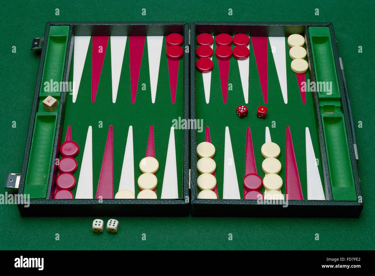 ANCIEN BACKGAMMON feutrine rouge blanc vert - jetons videau dice dés nacrés cuir