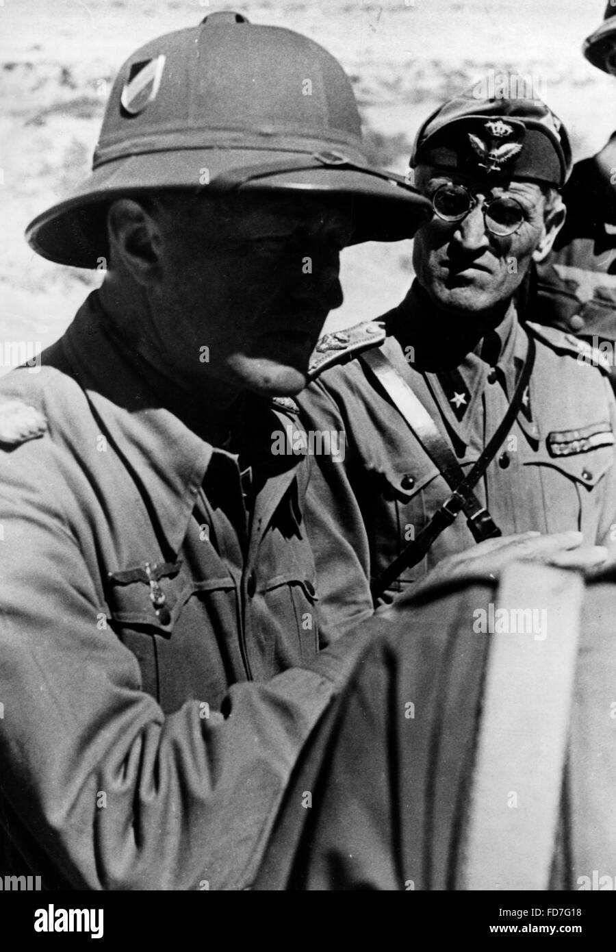Les officiers allemands et italiens en Afrique du Nord, 1941 Banque D'Images
