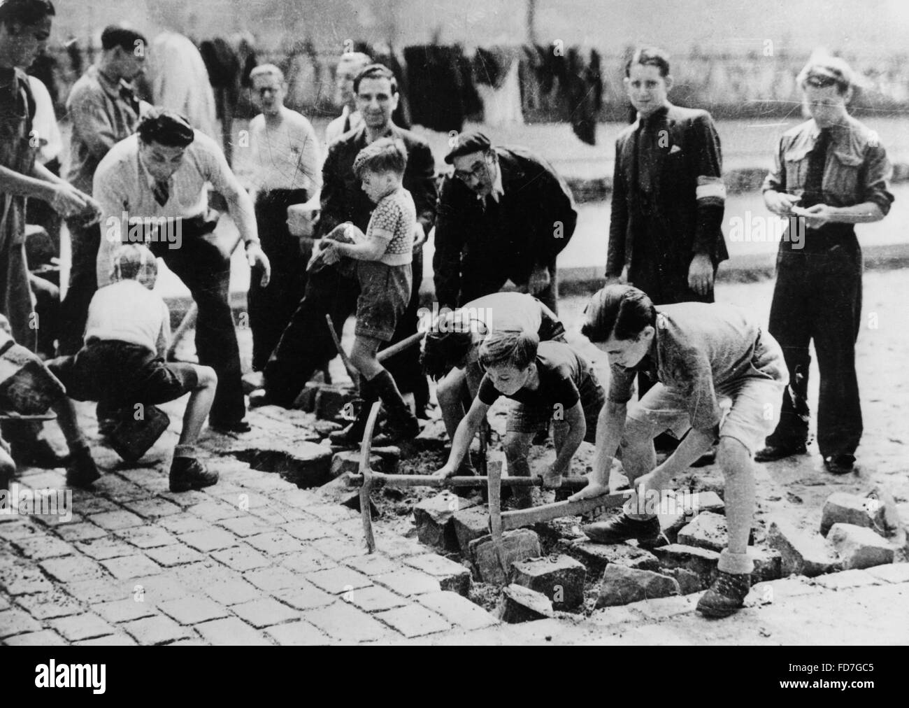 Collecter des pierres précieuses pour les Parisiens des barricades, 1944 Banque D'Images