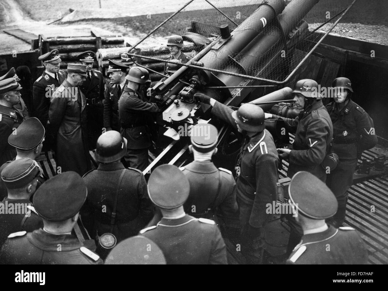 Viktor Lutze visites une position antiaériens à Berlin, 1941 Banque D'Images