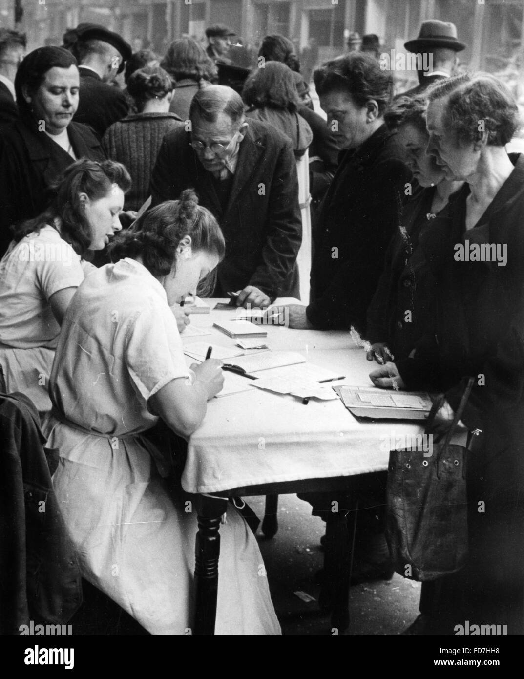 Délivrance des cartes d'identité aux victimes de bombes à Cologne, 1943 Banque D'Images