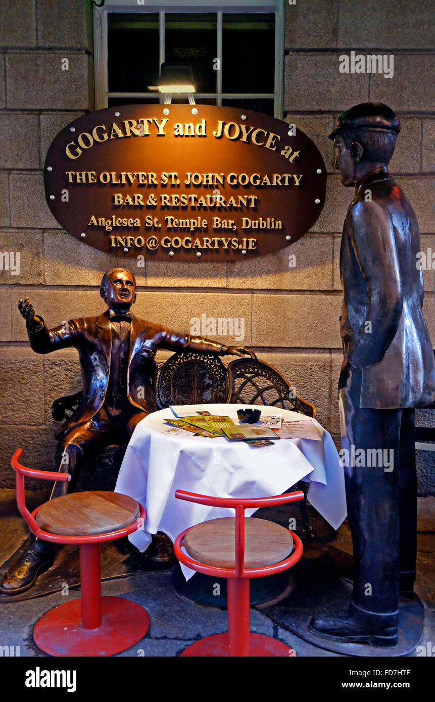 Des statues en bronze d'Oliver Saint John et James Joyce l'extérieur Half-penny Bridge pub à Temple bar Dublin Banque D'Images