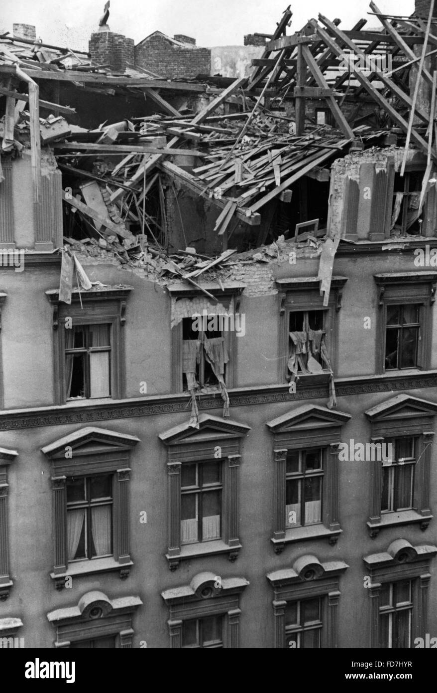 Dommages causés par les bombes à un bâtiment résidentiel à Berlin, 1940 Banque D'Images