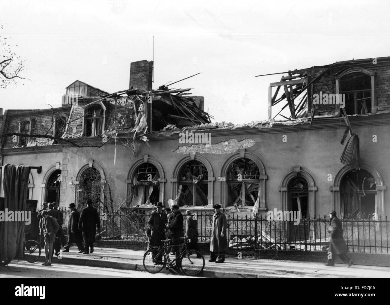 Dommages causés par les bombes à un bâtiment résidentiel à Berlin, 1940 Banque D'Images