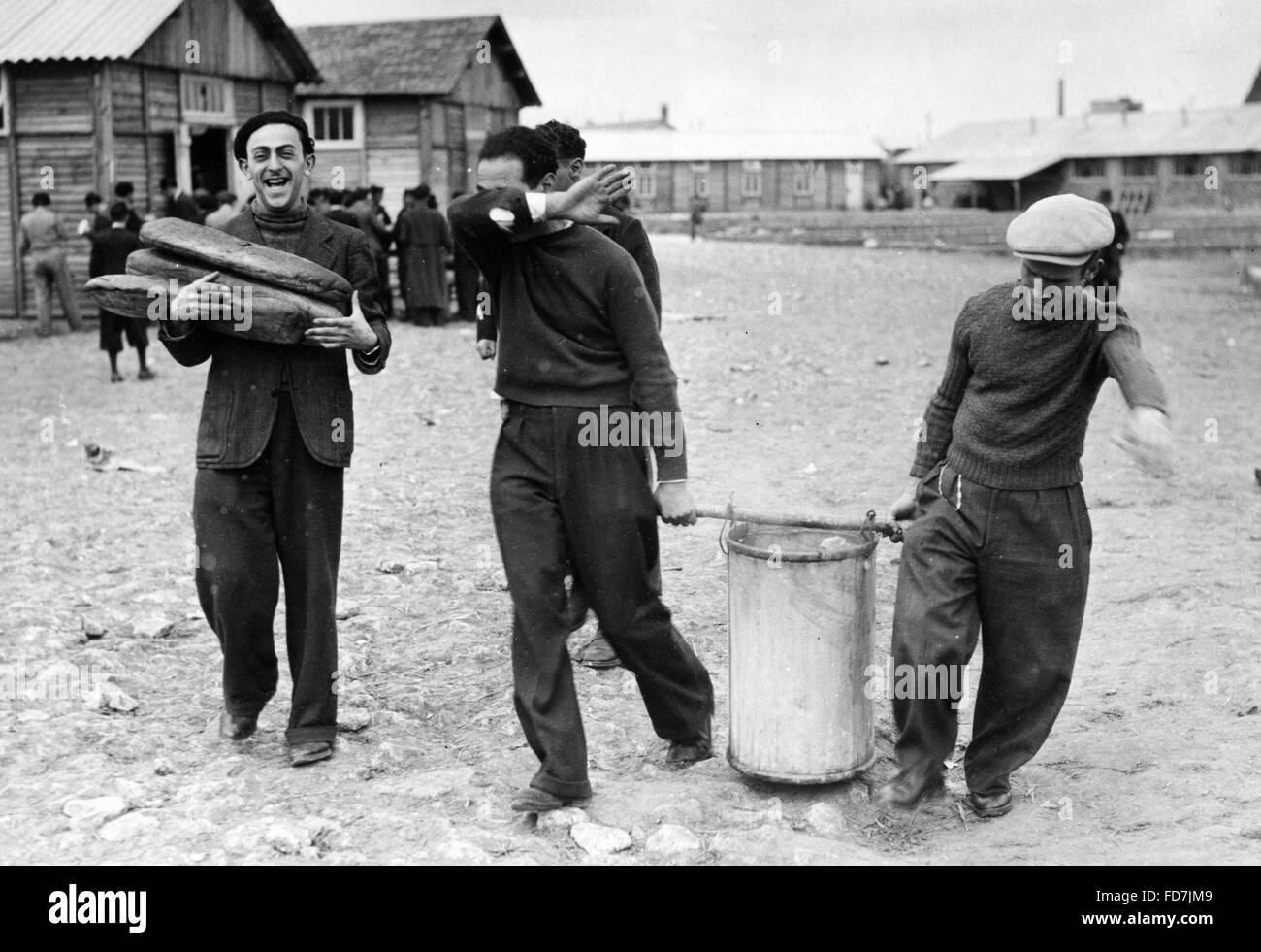 Les juifs dans le camp d'internement de Pithiviers, 1941 Photo Stock - Alamy