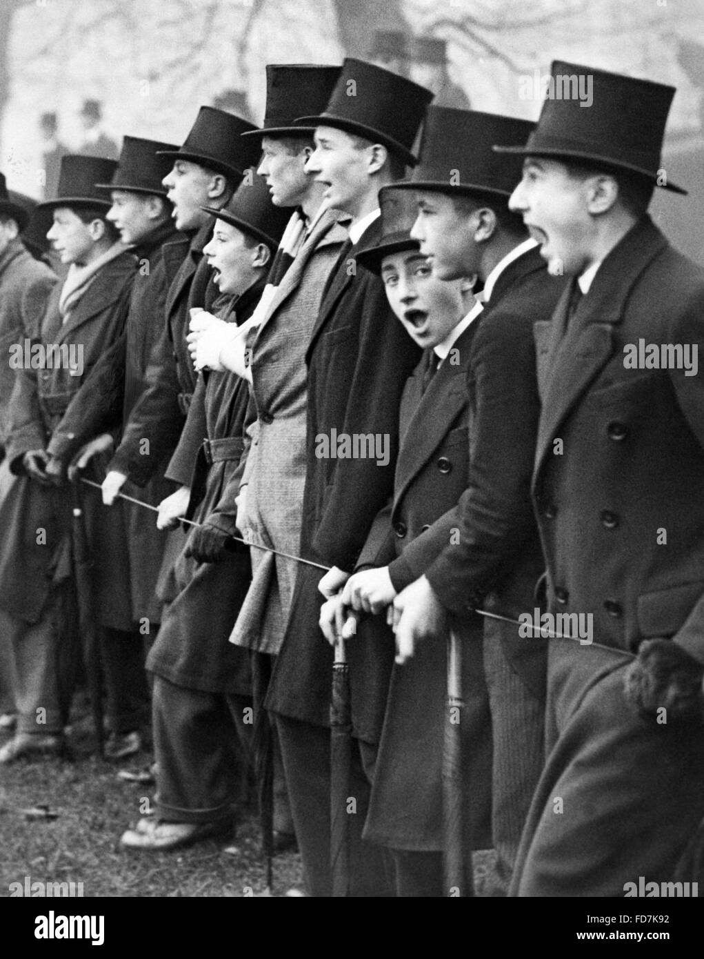 Les élèves de l'école de Westminster pour encourager leur équipe de football à Londres, 1931 Banque D'Images