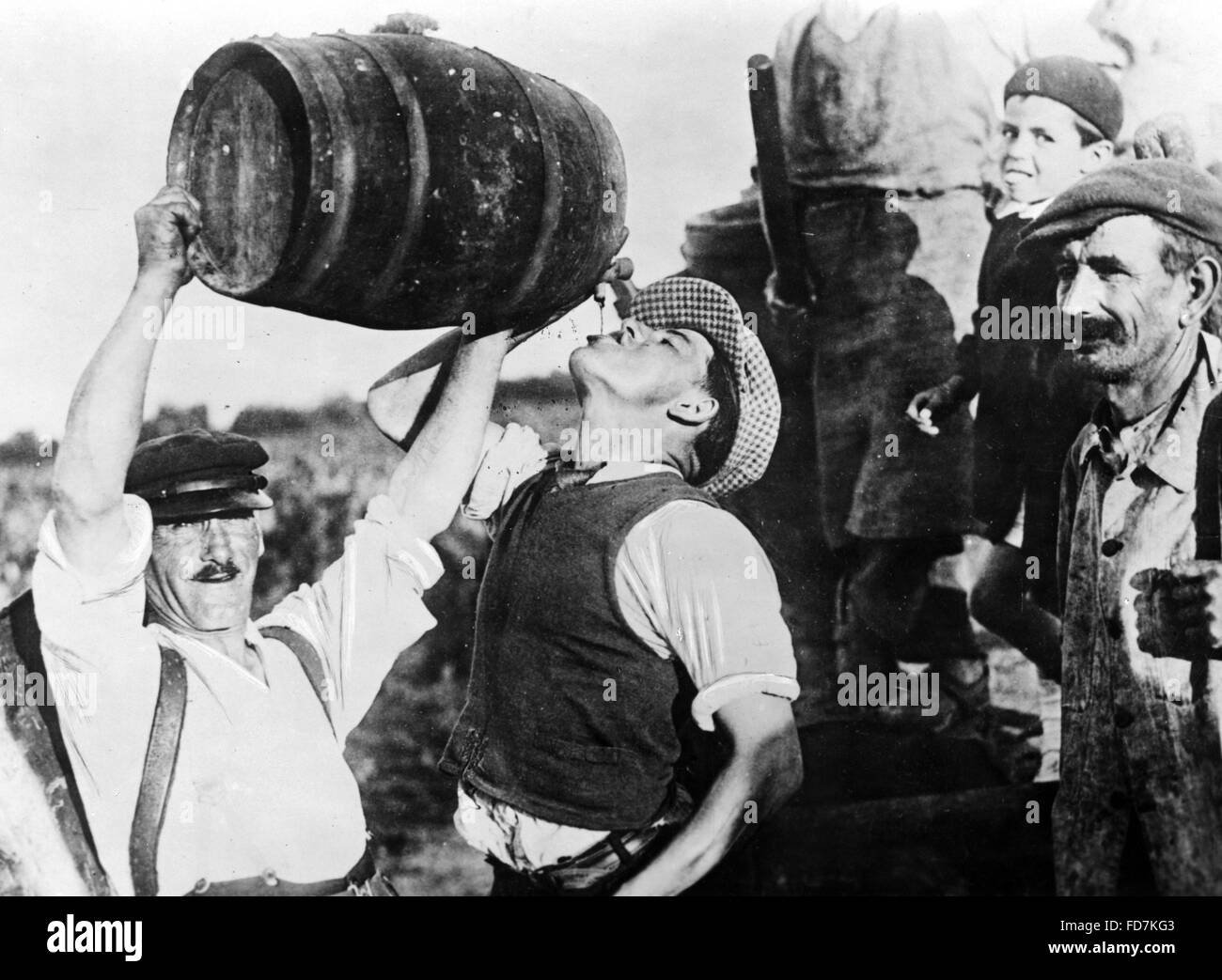 L'homme de boire du vin au cours de vendanges en France, 1940 Banque D'Images