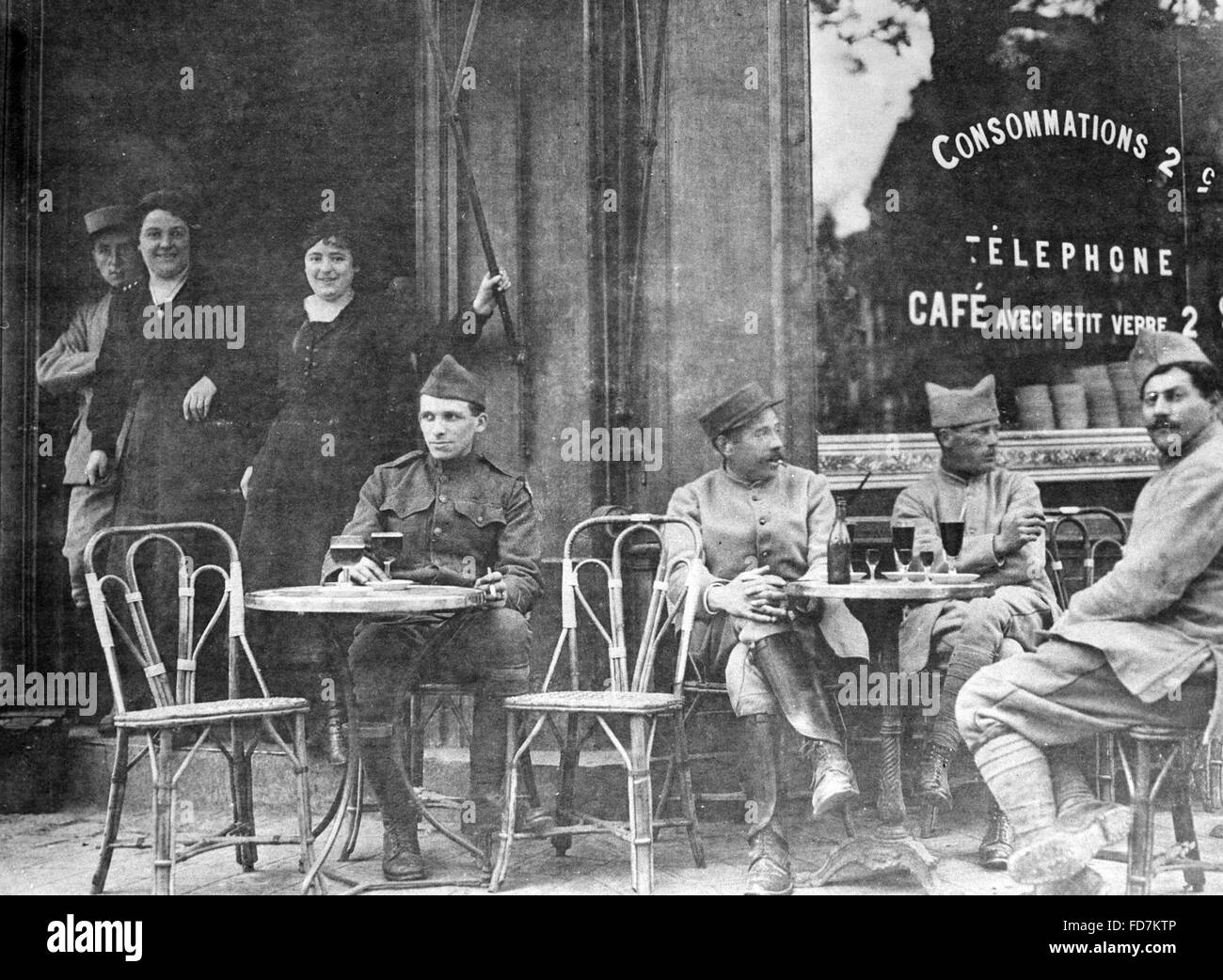 Soldats français dans un café à Paris pendant la Première Guerre mondiale Banque D'Images