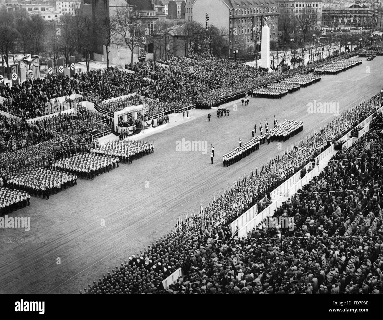 Défilé militaire de la Wehrmacht à l'occasion de l'anniversaire de Hitler à Berlin, 1939 Banque D'Images