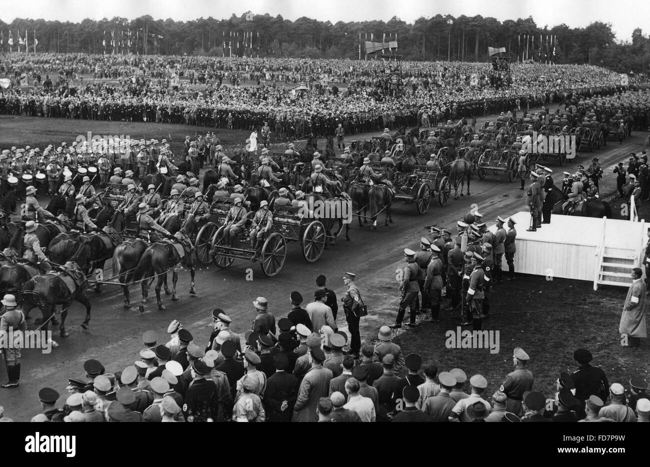La division de mitrailleurs tiré par des chevaux dans un défilé à la Reichsparteitag (Rassemblement du parti nazi à Nuremberg, 1935) Banque D'Images