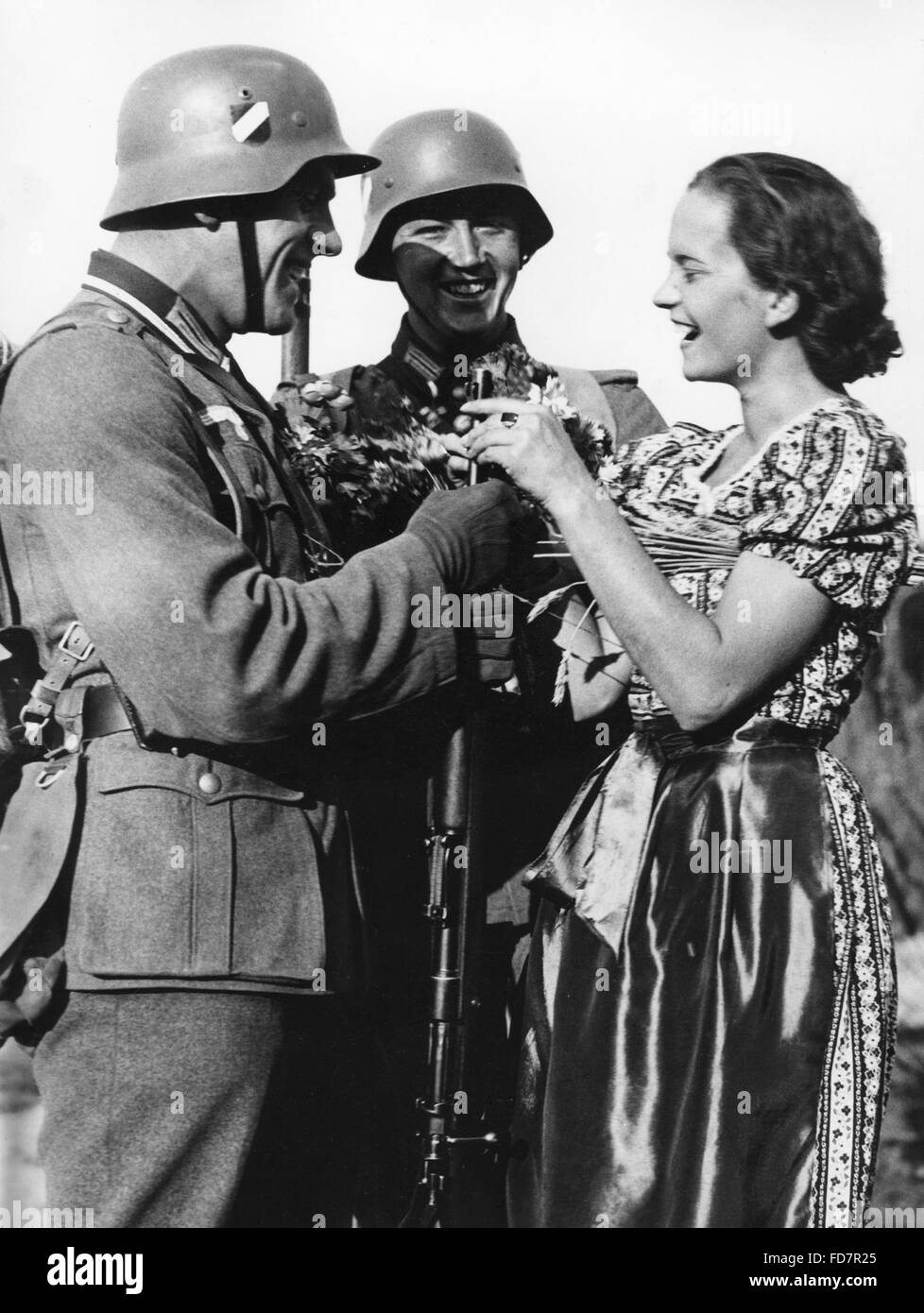 Des soldats de la Wehrmacht avec une fille, 1938 Banque D'Images