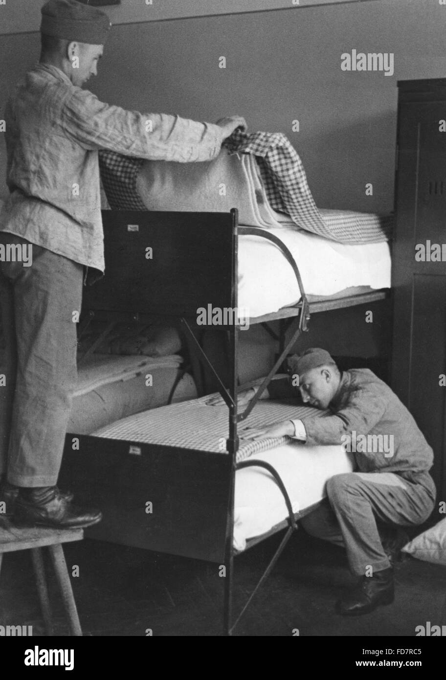 Recrues de la Wehrmacht mettre des draps propres sur leur lit dans les années 30 Banque D'Images