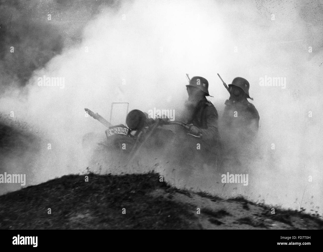 Les tireurs en transport dans le brouillard artificiel, 1935 Banque D'Images