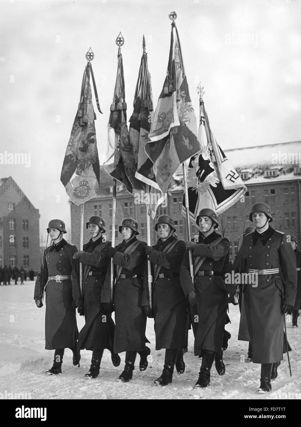 Parade du drapeau d'un régiment de la garde de la Wehrmacht à Berlin, 1937 Banque D'Images