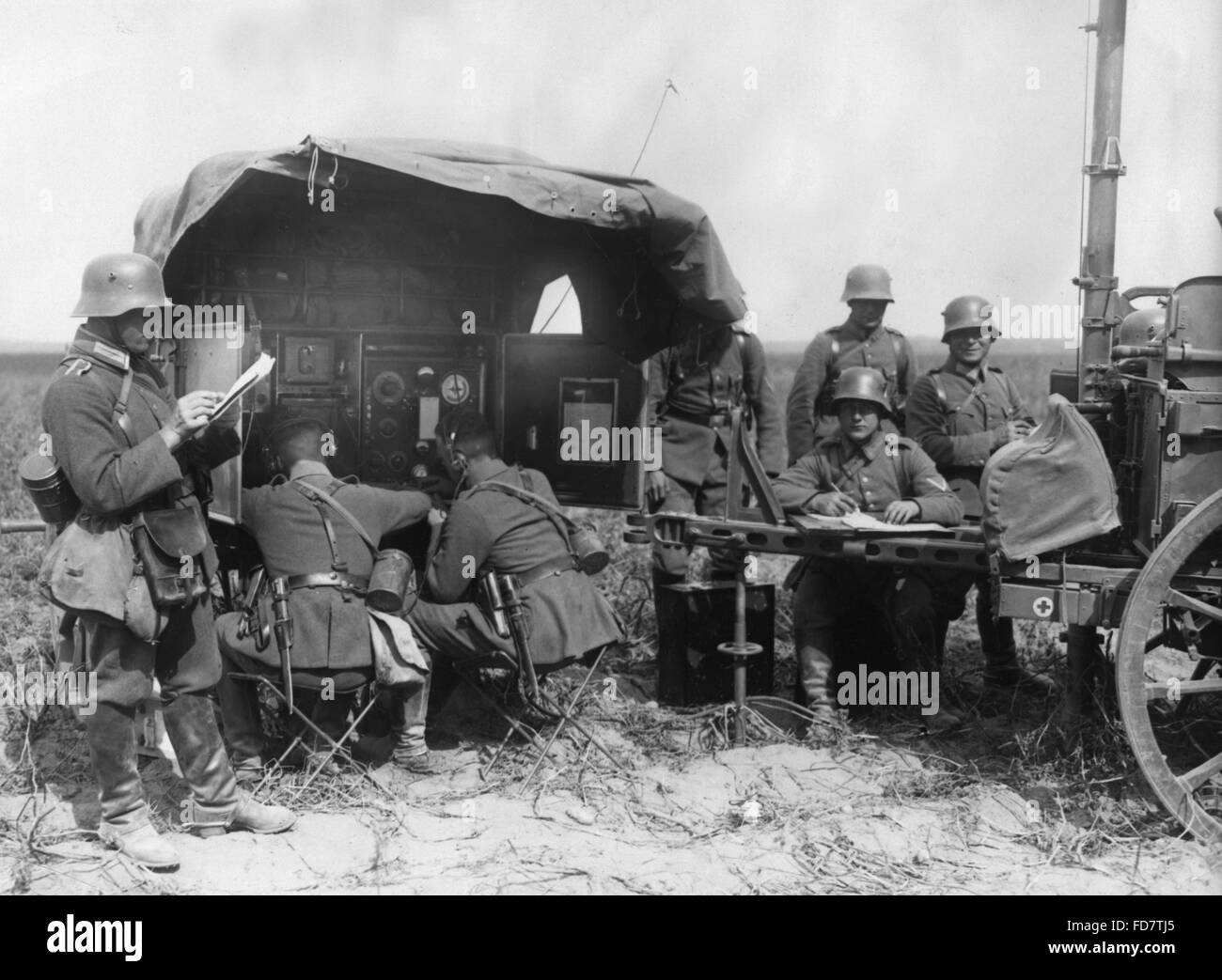 Les soldats de la Reichswehr du Signal Corps au cours d'un exercice Banque D'Images