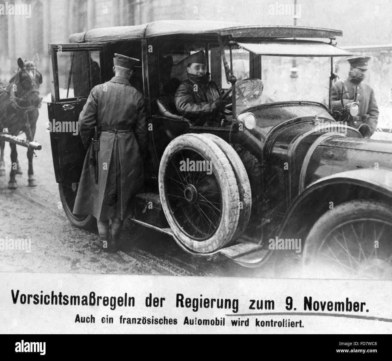 Les soldats de la Reichswehr vérifier une voiture française, 1919 Banque D'Images