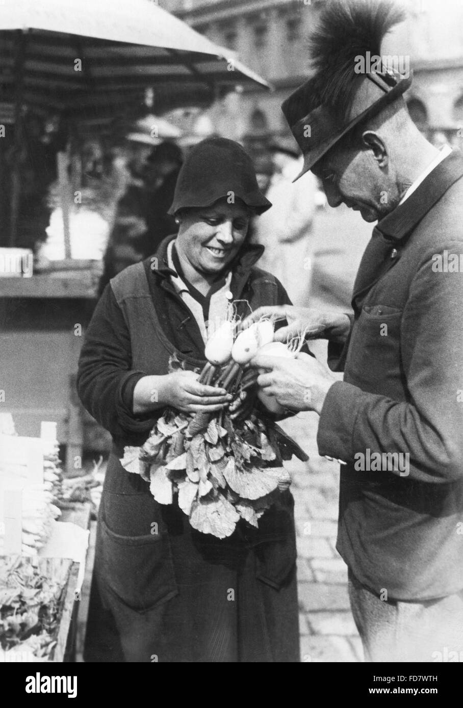 Vendeur et acheteur au Viktualienmarkt à München Banque D'Images