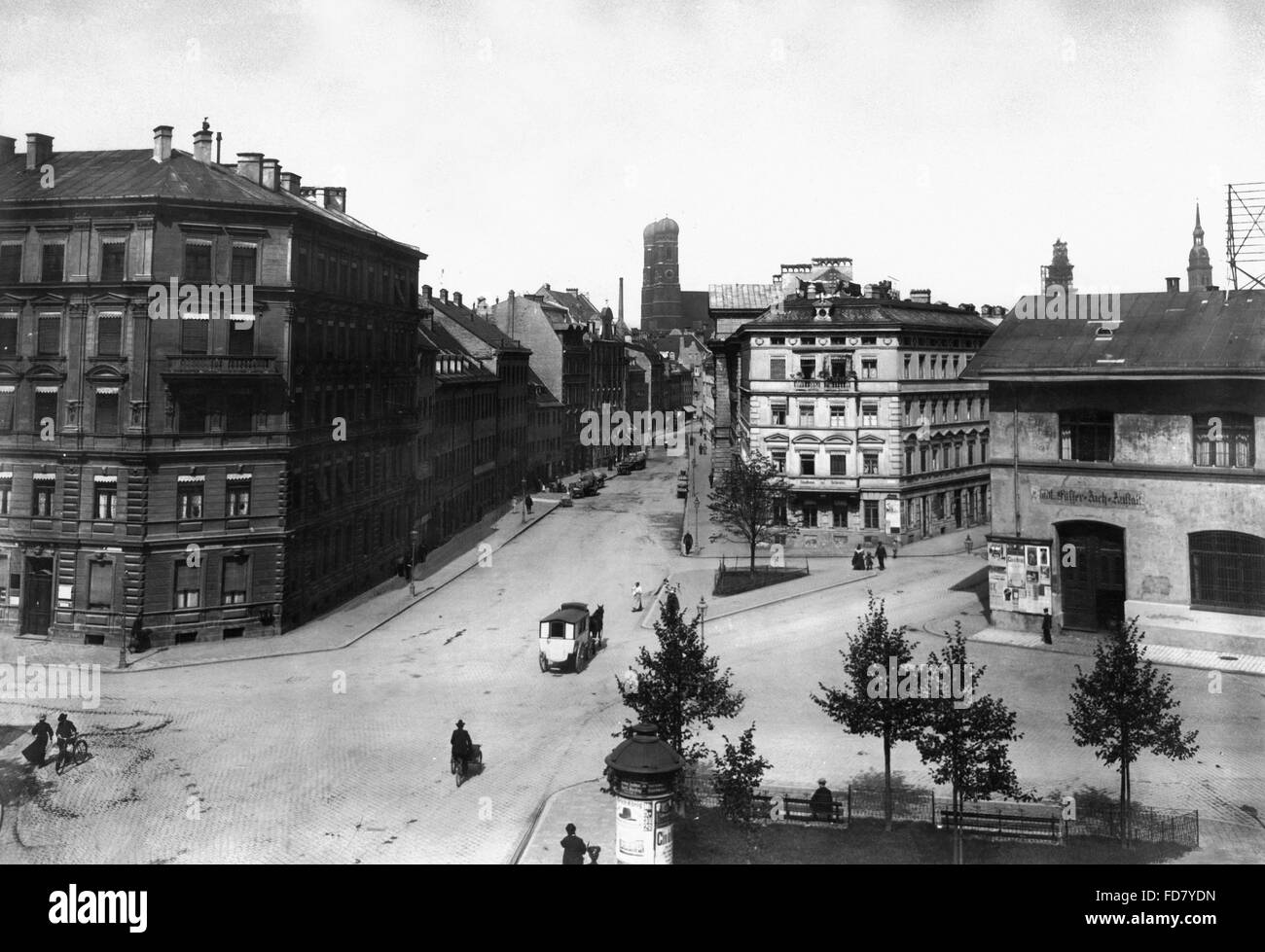 Oberanger avec vue sur l'église Frauenkirche à Munich vers 1890 Banque D'Images