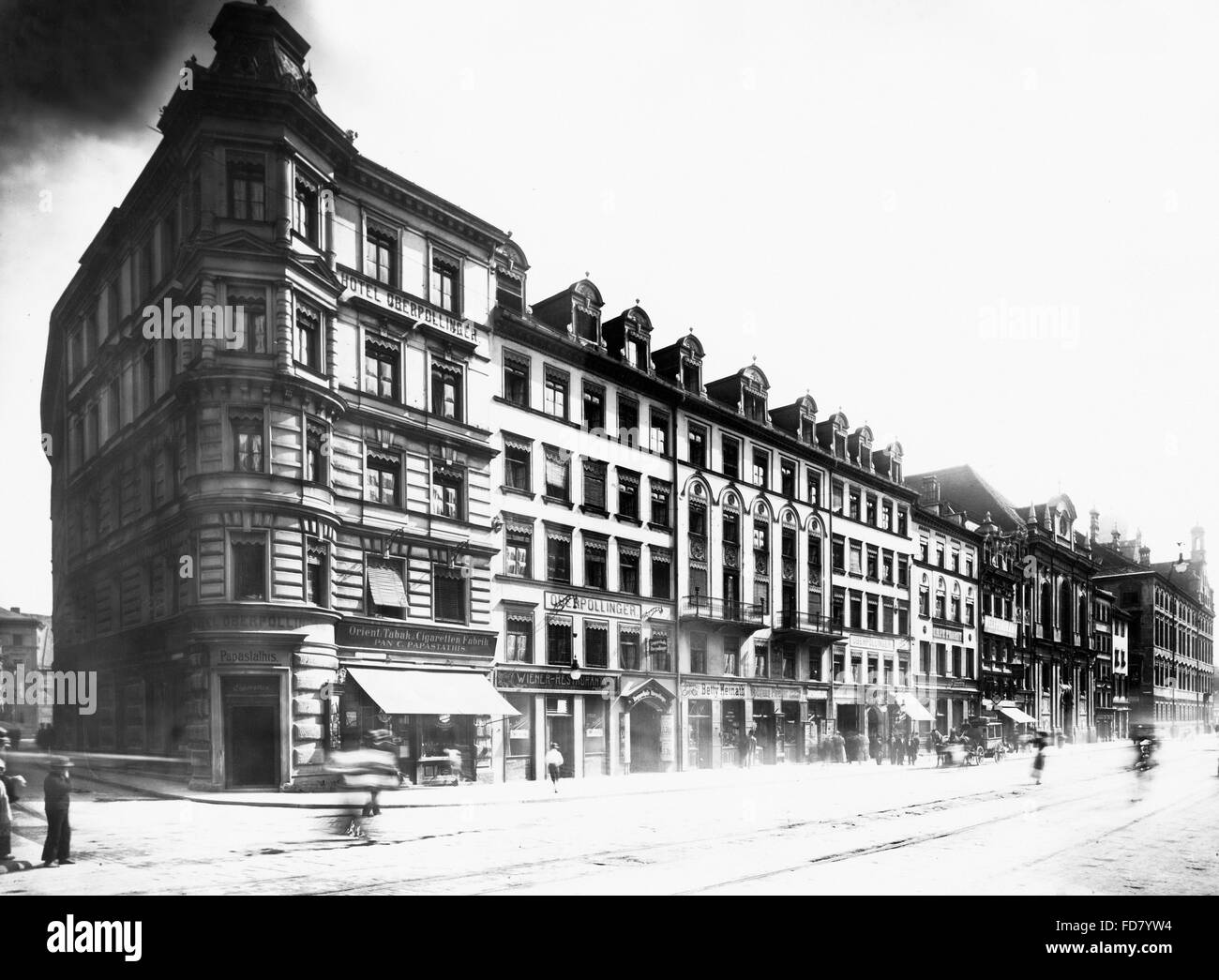 La Neuhauser Strasse avec l'hôtel et restaurant Oberpollinger dans Munich, vers 1890 Banque D'Images