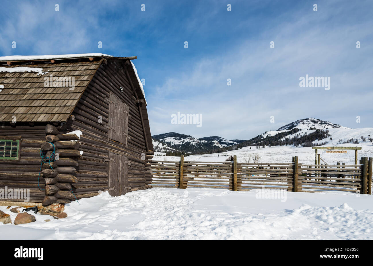 Une vieille grange en neige de l'hiver, à proximité du centre historique Buffalo Ranch . Le Parc National de Yellowstone, Wyoming, USA. Banque D'Images