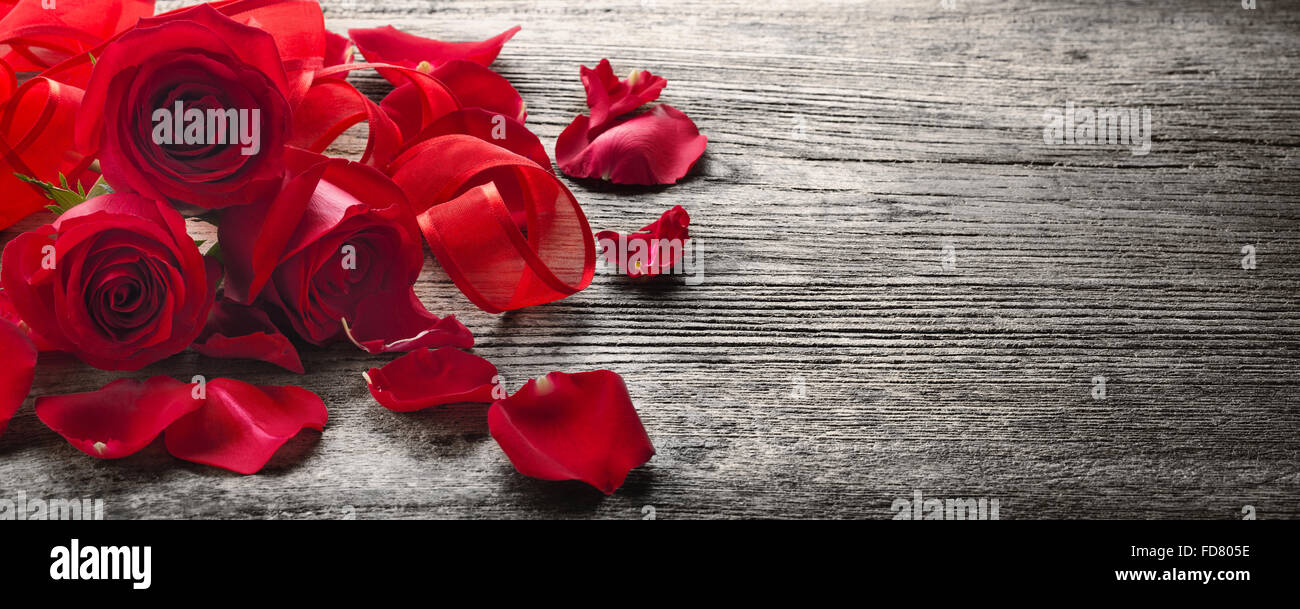 Roses sur planche de bois rustique,Valentines Day background. Banque D'Images