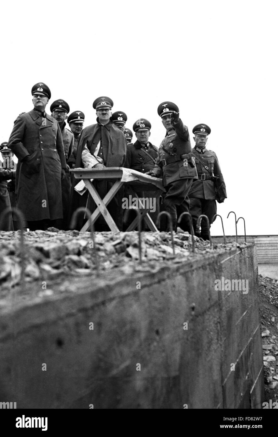 Adolf Hitler avec d'autres officiers de la Wehrmacht à la ligne Siegfried Banque D'Images